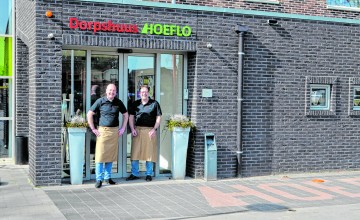 Dorpshuus Hoeflo als stralend  middelpunt van Harfsen