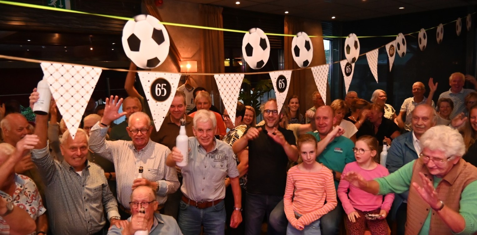 Leden gehuldigd op 65-jarig jubileum VV Klein Dochteren