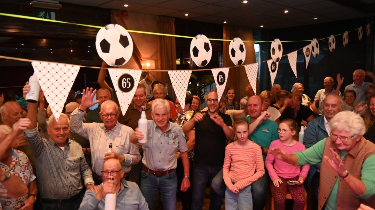 Leden gehuldigd op 65-jarig jubileum VV Klein Dochteren