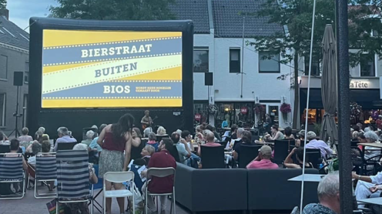 Zomeravondfilm The Holdovers op de Kleine Markt bij de Gudulakerk
