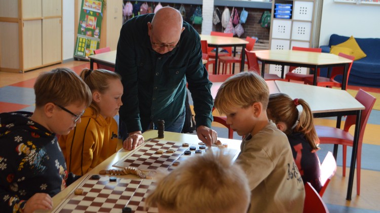 Tonnie Schutte geeft les op Beatrixschool in Harfsen