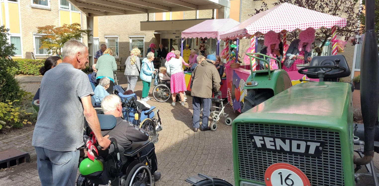 Kermiswagen uit Barchem brengt vreugde naar verzorgingshuizen in Lochem