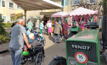 Kermiswagen uit Barchem brengt vreugde naar verzorgingshuizen in Lochem