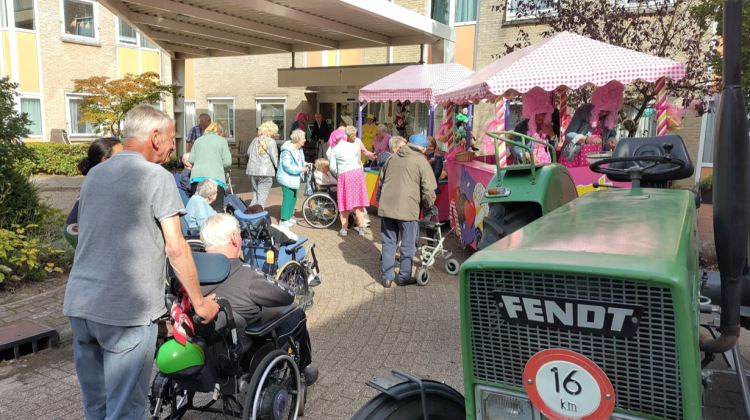 Kermiswagen uit Barchem brengt vreugde naar verzorgingshuizen in Lochem