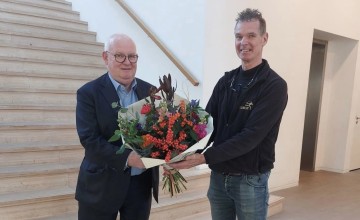 Bloemist zet burgemeester in het zonnetje op Dag van de Ondernemer
