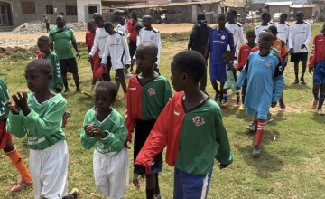 Shirts van drie voetbalverenigingen in één kleedkamer