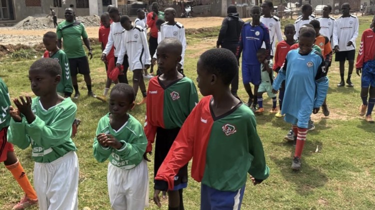 Shirts van drie voetbalverenigingen in één kleedkamer