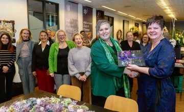 Miranda Reuvekamp overhandigd eerste exemplaar van het boek ‘Flowerista’s op Paleis Het Loo’