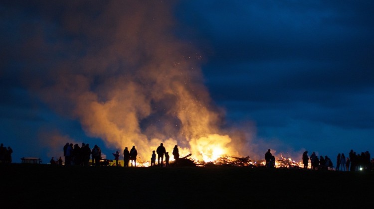 Paasvuur en  lichtjesoptocht in Epse