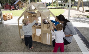 De kinderen van Bartiméus Onderwijs Lochem kunnen  voortaan met een bijzondere PoppenVilla spelen
