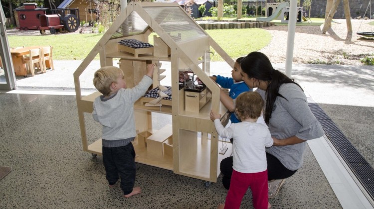 De kinderen van Bartiméus Onderwijs Lochem kunnen  voortaan met een bijzondere PoppenVilla spelen