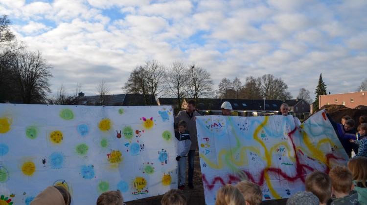 De eerste bouwdoeken die op de hekken gehangen zullen worden