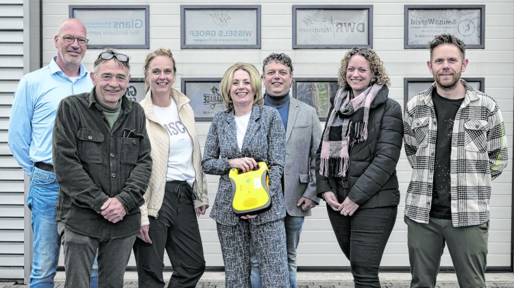 Nieuwe AED in Eefde zorgt voor extra veiligheid
