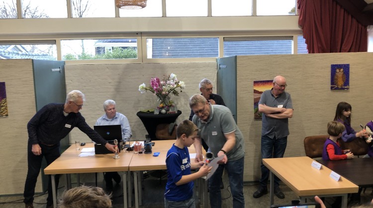 Branink 3 neemt hun beker in ontvangst