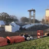 Brugdelen Nettelhorsterbrug worden op hun plek gehesen