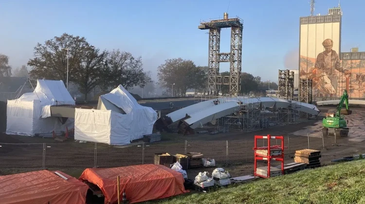 Brugdelen Nettelhorsterbrug worden op hun plek gehesen