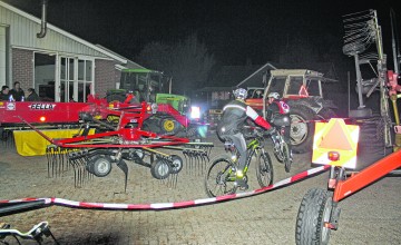 Fietsen door de duisternis en  dwars door de kerk met de ATB Avondtoertocht in Laren