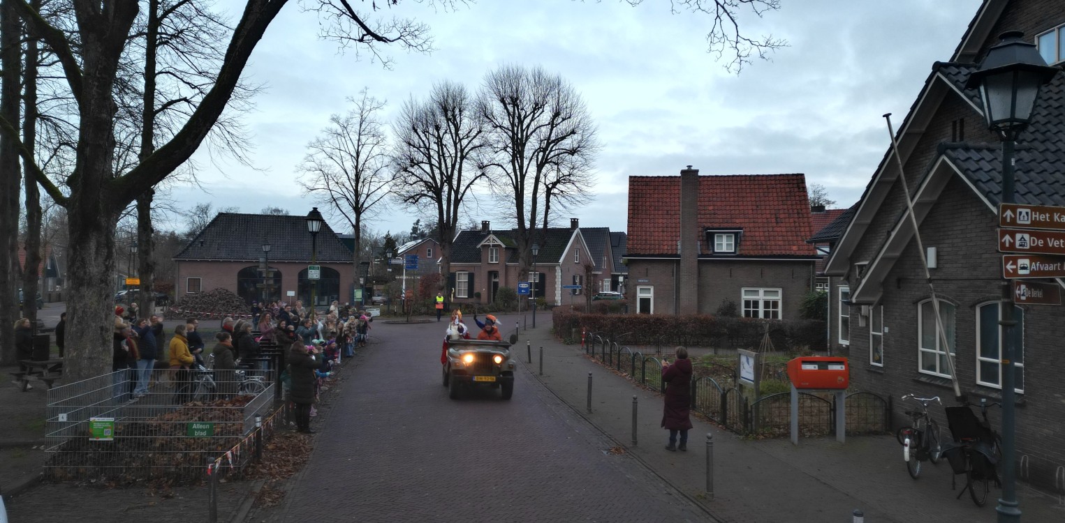 Sinterklaas maakt bijzondere intocht bij Julianaschool in Almen