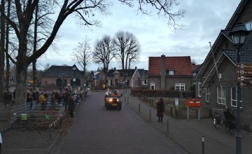 Sinterklaas maakt bijzondere intocht bij Julianaschool in Almen