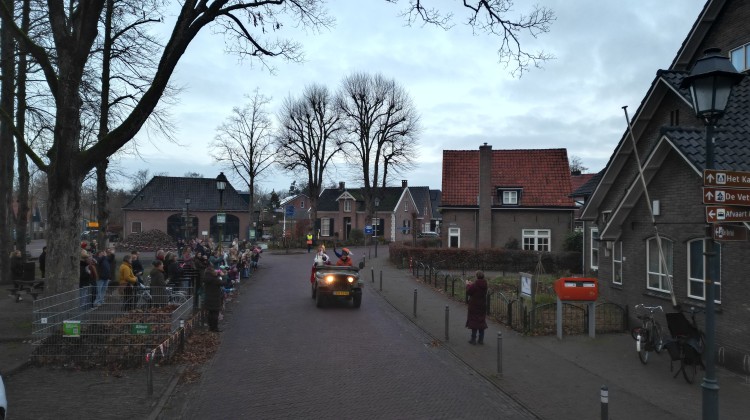 Sinterklaas maakt bijzondere intocht bij Julianaschool in Almen