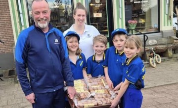 Jonge tafeltennissers met kaneelcake langs de deur