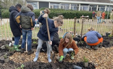 Kinderen van de Bargeweide planten hun eigen Voedselbosje