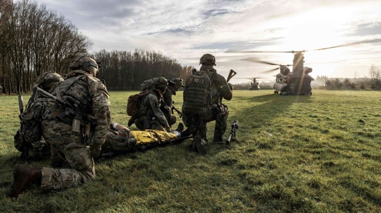 Luchtmacht traint met helikopters  in gemeente Lochem