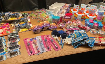 Bakker Bart deelt schoencadeautjes met Voedselbank