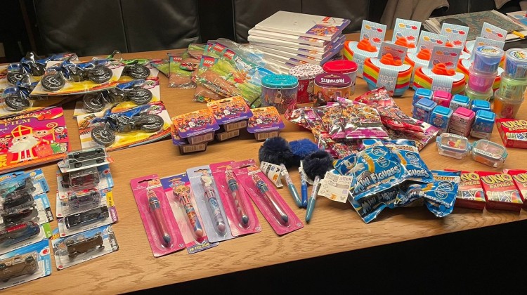 Bakker Bart deelt schoencadeautjes met Voedselbank