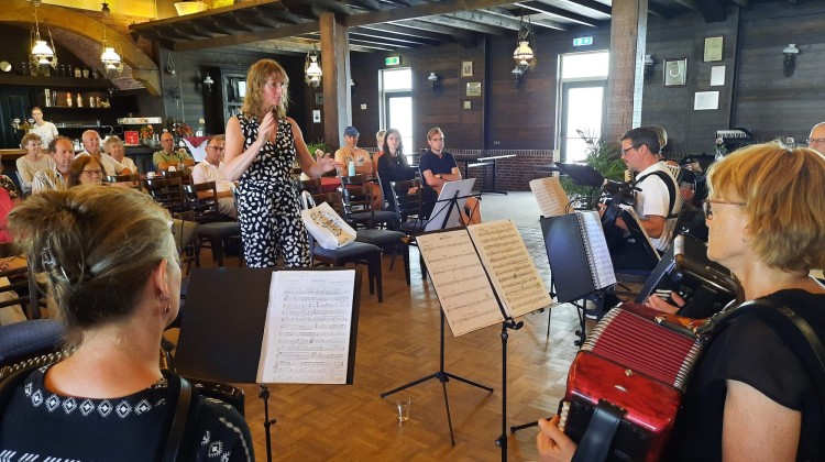 Accordeon- en Harmonicatreffen op 25 augustus bij De Heksenlaak in Barchem met een bijzondere verjaardag voor Dinie