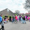 Samen stokken versieren en feestelijk door Laren