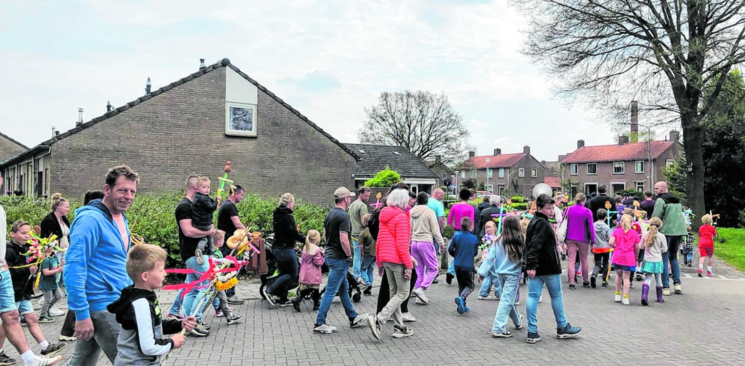 Samen stokken versieren en feestelijk door Laren