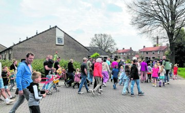Samen stokken versieren en feestelijk door Laren