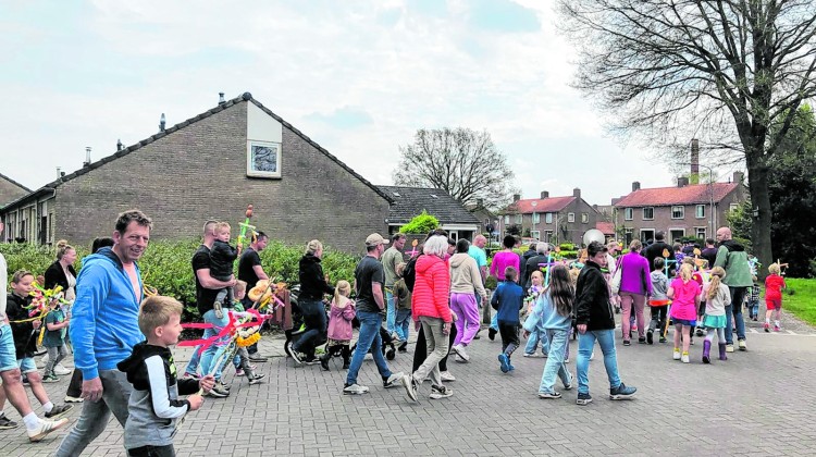 Samen stokken versieren en feestelijk door Laren