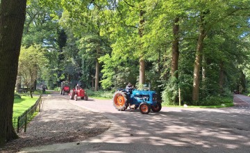 Zonovergoten Pannenkoekenrit was een feest voor fietsers, automobilisten en oldtimer tractoren