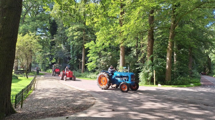 Zonovergoten Pannenkoekenrit was een feest voor fietsers, automobilisten en oldtimer tractoren