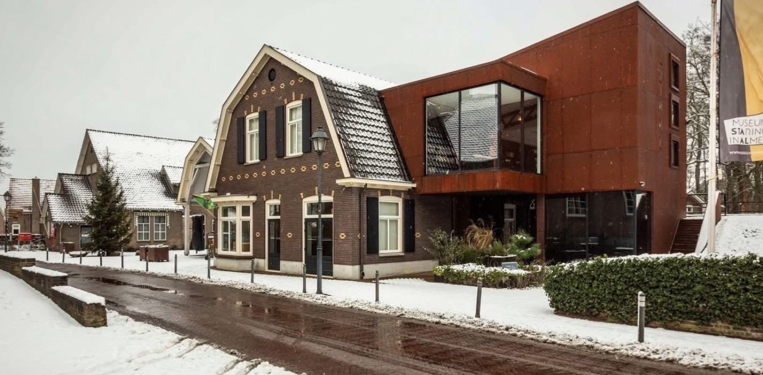 Dorpsdichter Coby Wiltink verlengt haar dorpsdichterschap in Almen