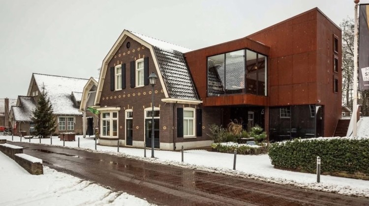 Dorpsdichter Coby Wiltink verlengt haar dorpsdichterschap in Almen