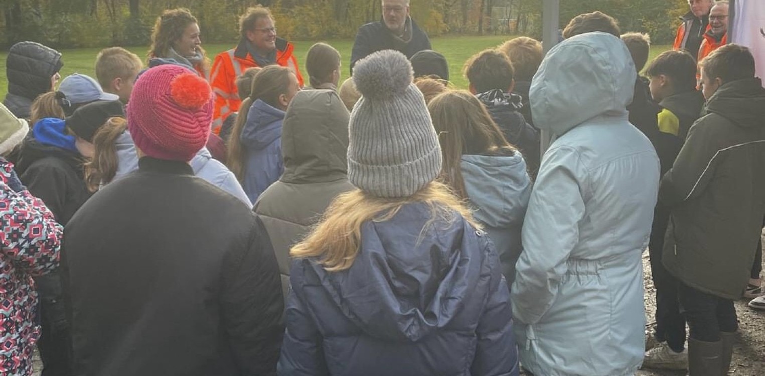 Leerlingen uit Epse en Laren helpen bij nationale Boomfeestdag