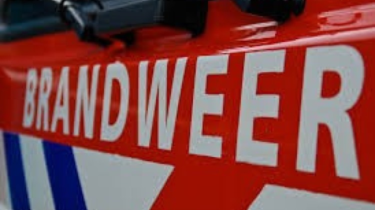Meerdere brandweer voertuigen naar woningbrand in Laren