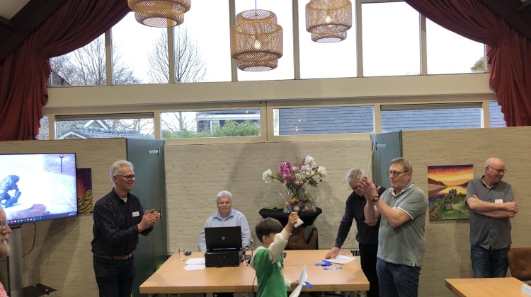 IKC Binnenstebuiten 4 neemt hun beker in ontvangst