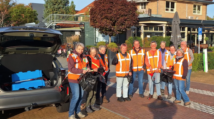 Vrijwilligers ruimen zwerfvuil op in Eefde