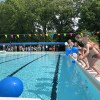 Kinderen openen zwemseizoen met ballonnen en een bommetje