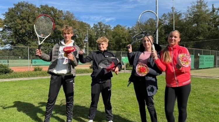 Team geel tennisvereniging Laerveld kampioen najaarscompetitie