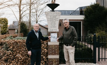 Eerste exemplaar magazine Laren 80 jaar vrijheid voor Bertus Koeslag