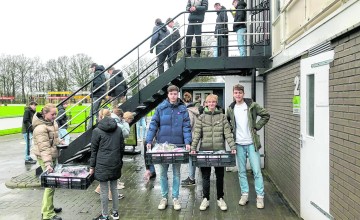 Jeugdspelers Witkampers verkopen worsten voor kerst