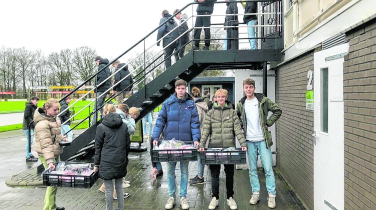 Jeugdspelers Witkampers verkopen worsten voor kerst