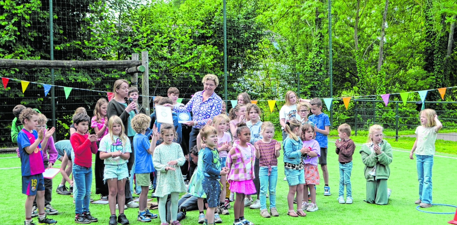 Hoera! Julianaschool Almen viert buitenlessen met spiksplinternieuw certificaat!