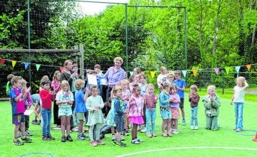 Hoera! Julianaschool Almen viert buitenlessen met spiksplinternieuw certificaat!