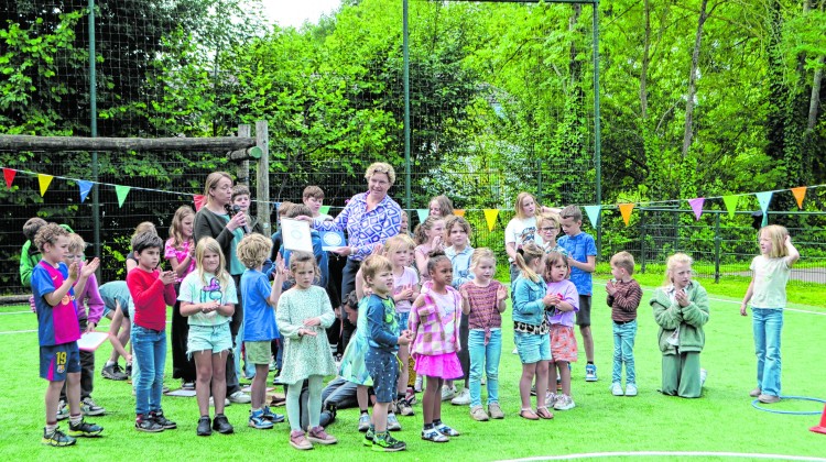 Hoera! Julianaschool Almen viert buitenlessen met spiksplinternieuw certificaat!